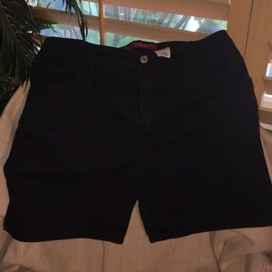 Levi’s Ladies Black Denim shorts